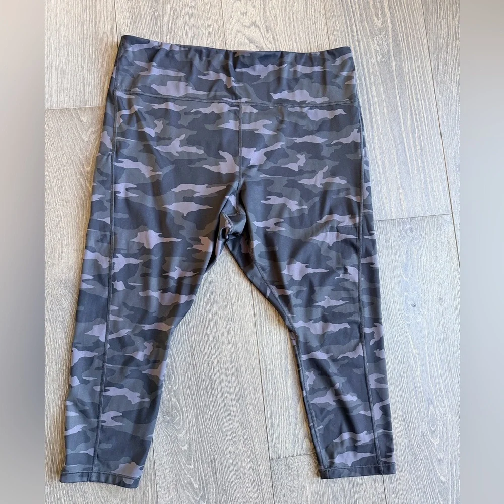 Athleta Ultimate Camo 7/8 Tight in Black / Gray Size 3X